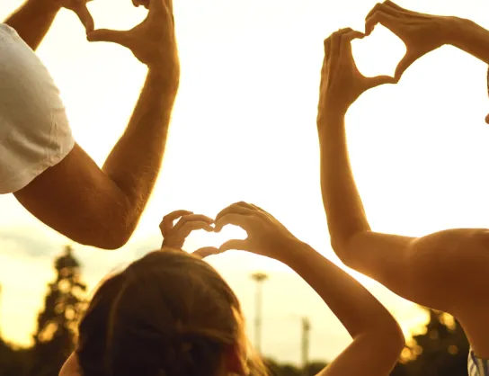 rodzina ze złożonymi w serce rękoma 