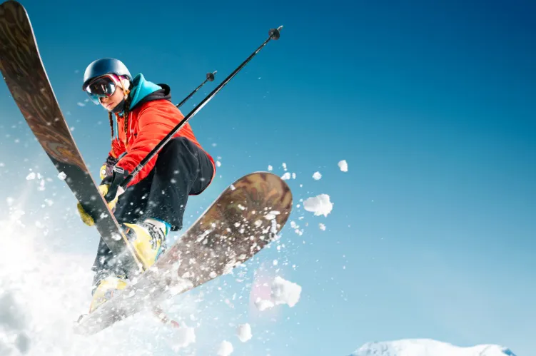 snowbordzista na śniegu w czerwonej kurtce 