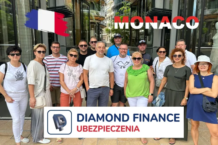 grupa ludzi na tle logo Diamond Finance