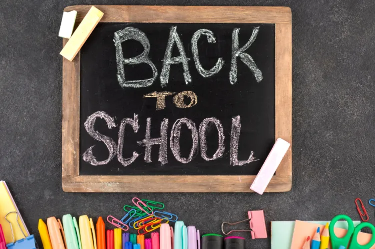 czarna szkolna tablica z napisa, back to school
