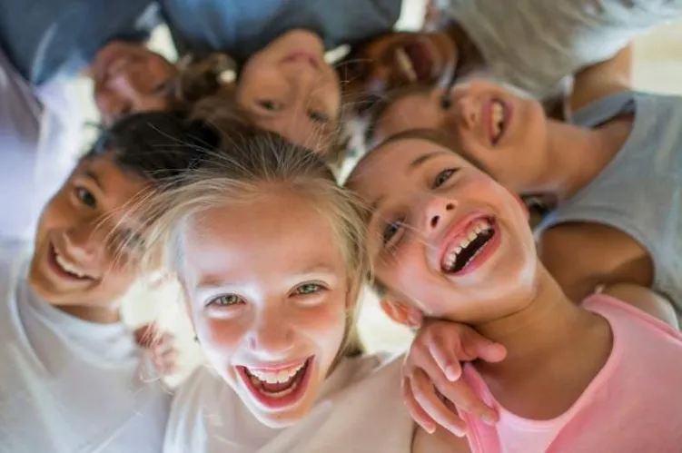 Polisa NNW dla ucznia a szkolne ubezpieczenie grupowe – różnice