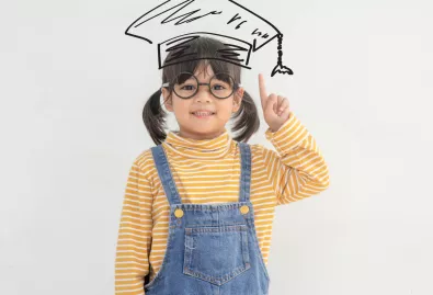dziewczynka z narysowanym biretem szkolnym na głowie