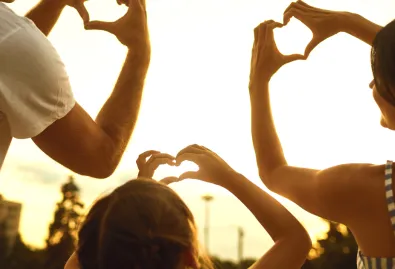 rodzina ze złożonymi w serce rękoma 