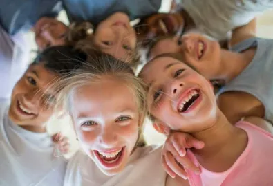 Polisa NNW dla ucznia a szkolne ubezpieczenie grupowe – różnice