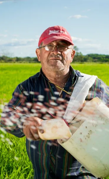 zdjęcie starszego mężczyzny stojącego na polu